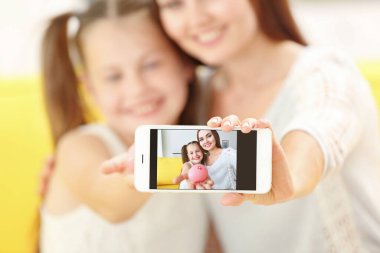 Anne ve kızı Paskalya 'da selfie çekiyor.