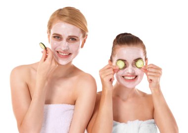 Havluya sarılmış iki güzel kadın beyazlara sarılmış.