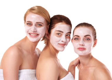 Üç güzel kadın beyaz havlulara sarılmış.