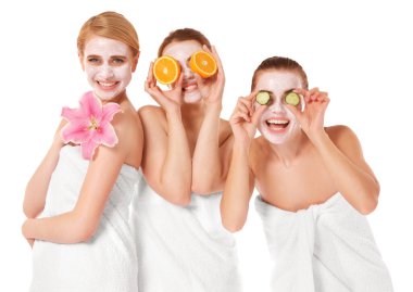 Üç güzel kadın beyaz havlulara sarılmış.