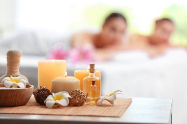 Spa kompozisyonu ve bulanık arka plandaki kızlar