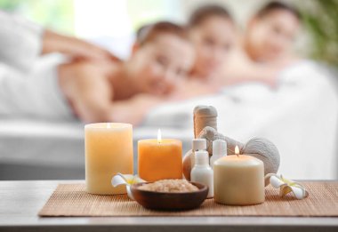 Spa kompozisyonu ve bulanık arka plandaki kızlar