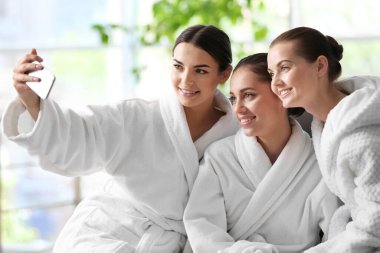 Güzel kızlar spa salonunda selfie çekiyorlar.