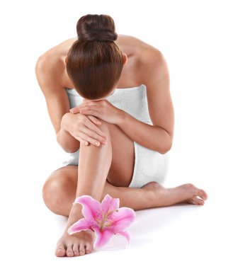 Lily 'nin yanındaki kız, beyazın üstünde yalnız. Spa konsepti