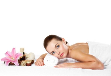 Beyaz tenli, spa kompozisyonu olan güzel bir kız.