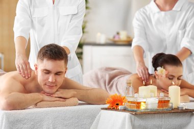 Yakışıklı bir adam ve güzel bir kız spa salonunda dinleniyor.