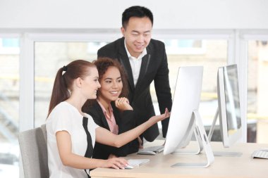 Ofiste çalışan bir grup insan