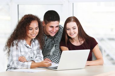 Ofiste çalışan bir grup insan