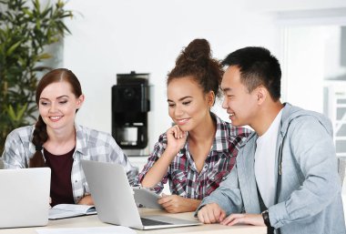 Ofiste çalışan bir grup insan