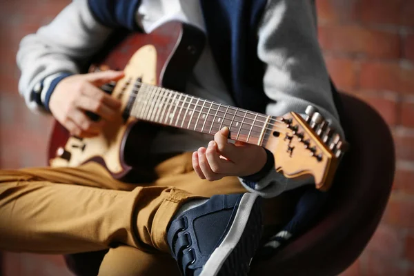 Lindo Niño Tocando Guitarra Sobre Fondo Pared Ladrillo —  Fotos de Stock