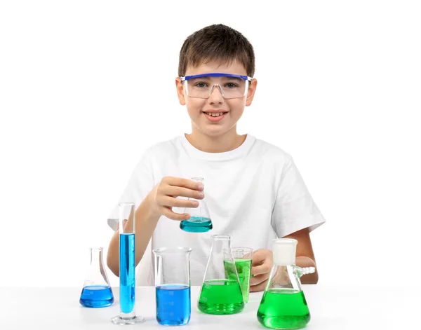 Kluger Kleiner Junge Bei Einem Chemischen Experiment Isoliert Auf Weiß — Stockfoto