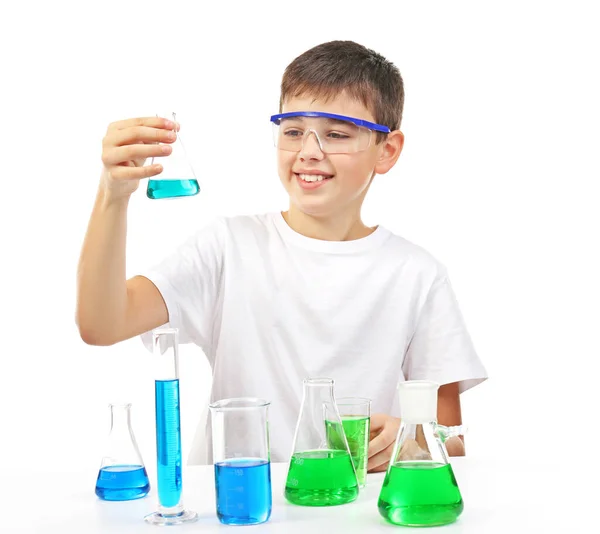白で隔離された化学実験をしてる賢い少年 — ストック写真