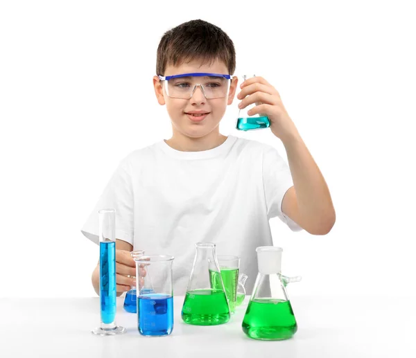 Niño Inteligente Haciendo Experimentos Químicos Aislado Blanco — Foto de Stock