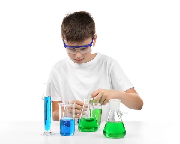 Slimme Kleine Jongen Die Chemische Experimenten Doet Geïsoleerd Wit — Stockfoto