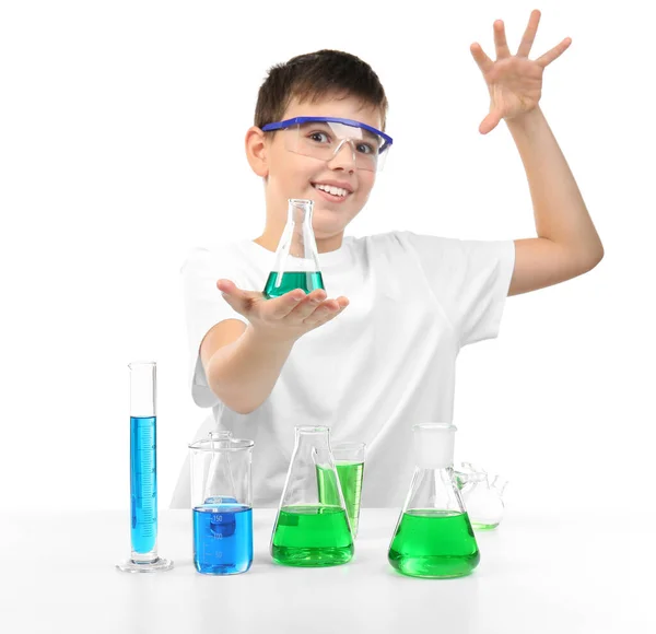 Chytrý Chlapec Dělá Chemické Experimenty Izolovaný Bílém — Stock fotografie