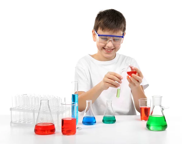 白で隔離された化学実験をしてる賢い少年 — ストック写真