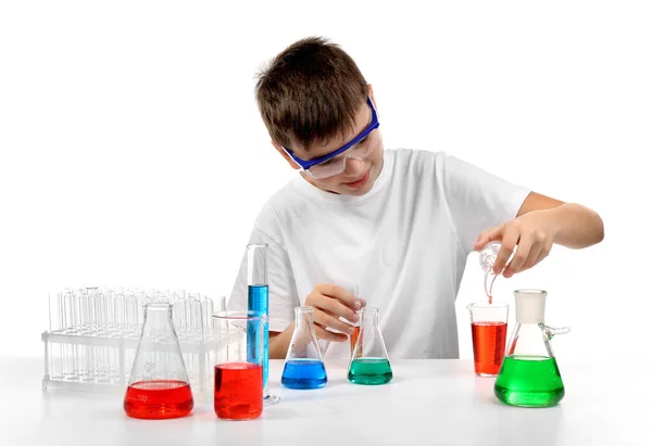 Mądry Chłopiec Robi Eksperymenty Chemiczne Izolowany Białym — Zdjęcie stockowe