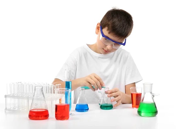 Slimme Kleine Jongen Die Chemische Experimenten Doet Geïsoleerd Wit — Stockfoto