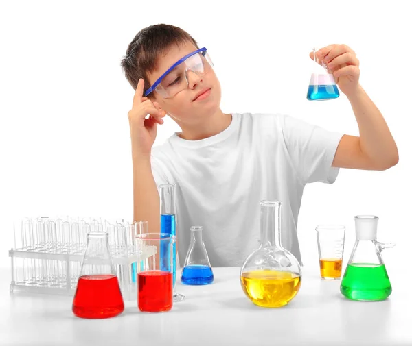 Slimme Kleine Jongen Die Chemische Experimenten Doet Geïsoleerd Wit — Stockfoto