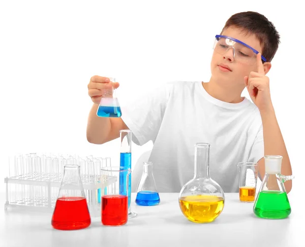 Rapazinho Esperto Fazer Experiências Químicas Isolado Branco — Fotografia de Stock