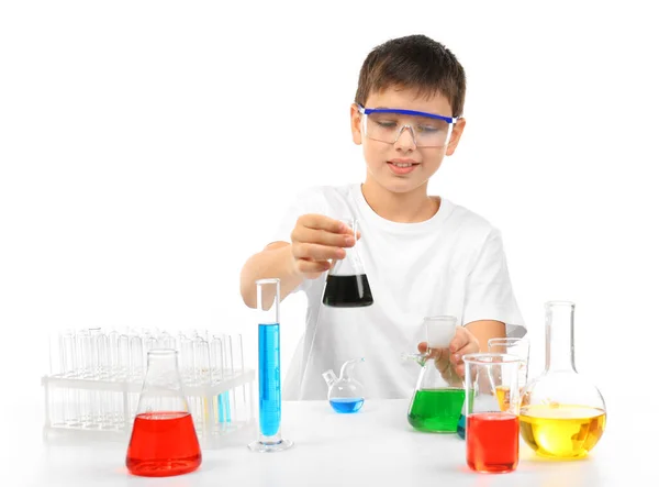 Slimme Kleine Jongen Die Chemische Experimenten Doet Geïsoleerd Wit — Stockfoto