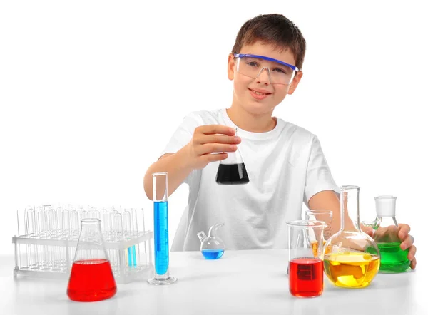 Rapazinho Esperto Fazer Experiências Químicas Isolado Branco — Fotografia de Stock