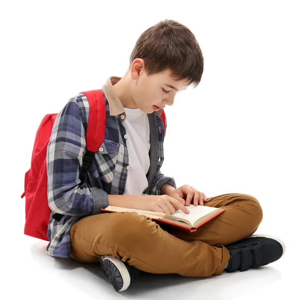 Menino Bonito Com Mochila Vermelha Lendo Livro Isolado Branco — Fotografia de Stock