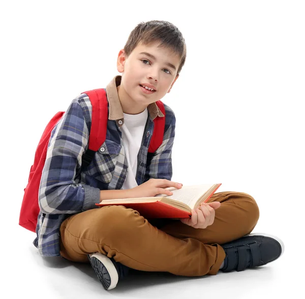 Roztomilý Malý Chlapec Červeným Batohem Čtení Knihy Izolované Bílém — Stock fotografie