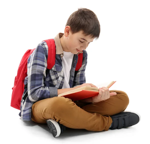 Menino Bonito Com Mochila Vermelha Lendo Livro Isolado Branco — Fotografia de Stock