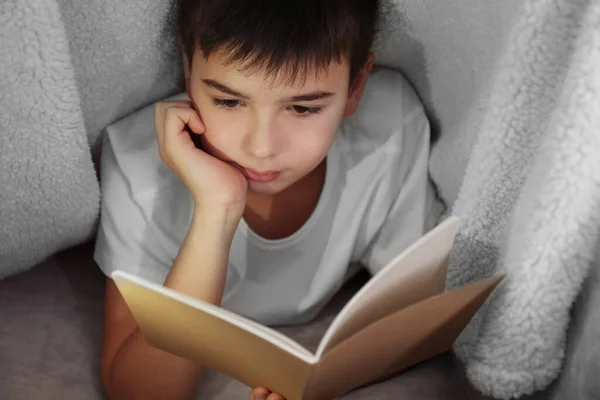 Niño Leyendo Libro Debajo Manta — Foto de Stock