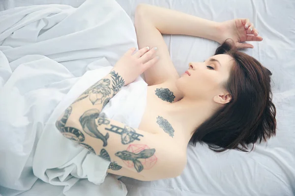 Mulher Atraente Com Tatuagem Deitada Cama — Fotografia de Stock