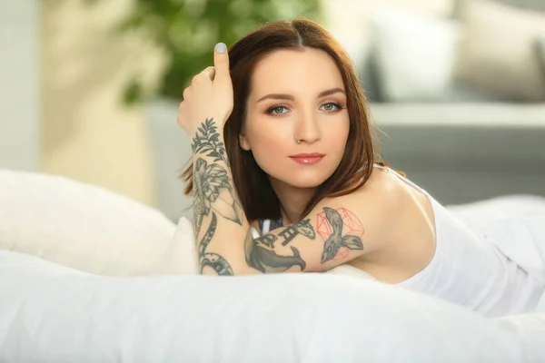 Attraktiv Kvinna Med Tatuering Liggande Sängen — Stockfoto