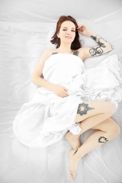 Приваблива Жінка Татуюванням Лежить Ліжку — стокове фото