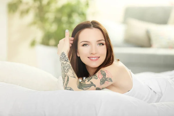 Femme Attrayante Avec Tatouage Couché Sur Lit — Photo