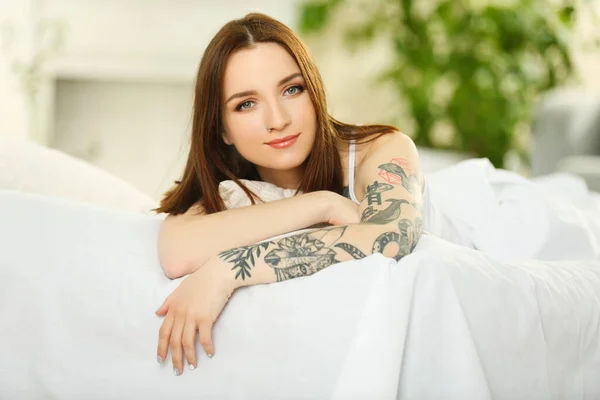 Attraktiv Kvinna Med Tatuering Liggande Sängen — Stockfoto