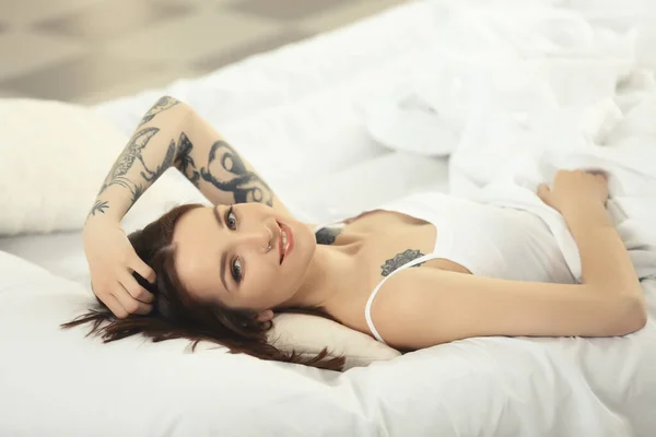 Приваблива Жінка Татуюванням Лежить Ліжку — стокове фото
