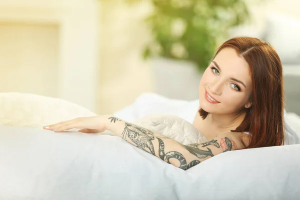 Mulher Atraente Com Tatuagem Deitada Cama — Fotografia de Stock