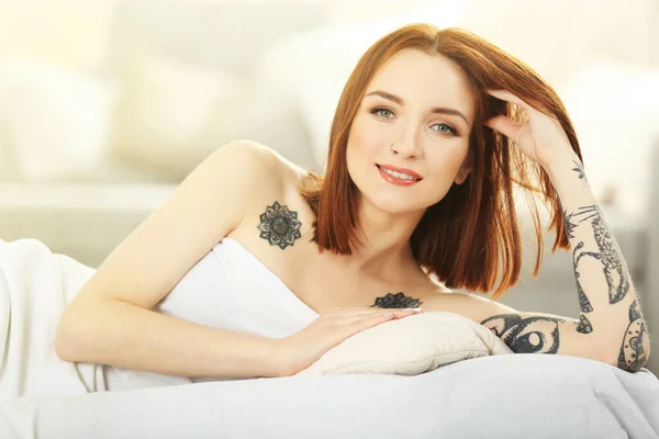 Mulher Atraente Com Tatuagem Deitada Cama — Fotografia de Stock