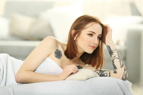 Mulher Atraente Com Tatuagem Deitada Cama — Fotografia de Stock