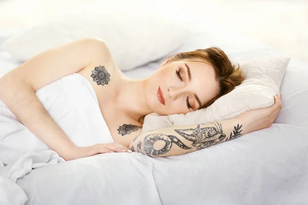 Mulher Atraente Com Tatuagem Deitada Cama — Fotografia de Stock