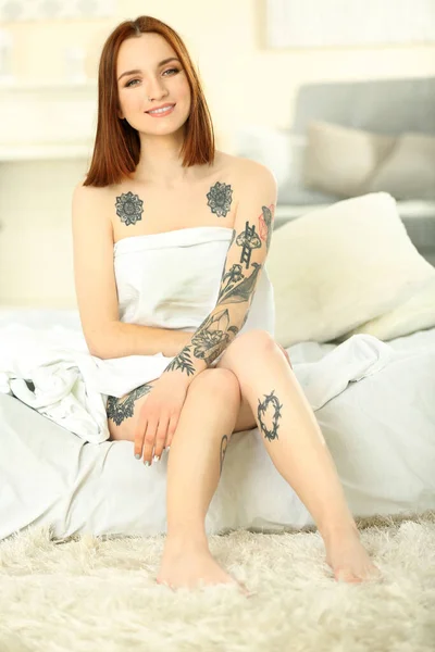 Attraktiv Kvinna Med Tatuering Sittande Sängen — Stockfoto