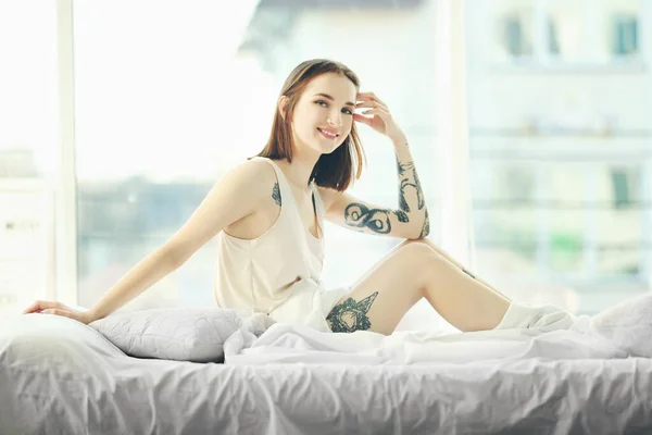 Mulher Atraente Com Tatuagem Sentada Cama — Fotografia de Stock