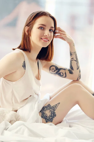Atraktivní Žena Tetováním Sedí Posteli — Stock fotografie