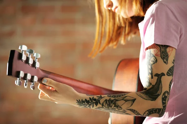 Aantrekkelijke Vrouw Met Tattoo Spelen Gitaar Baksteen Achtergrond — Stockfoto