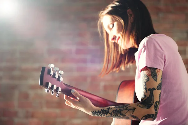 Aantrekkelijke Vrouw Met Tattoo Spelen Gitaar Baksteen Achtergrond — Stockfoto