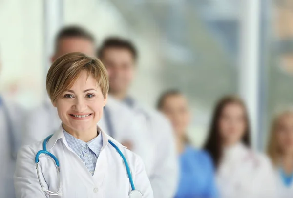 Médico Sorridente Com Médicos Hospital — Fotografia de Stock