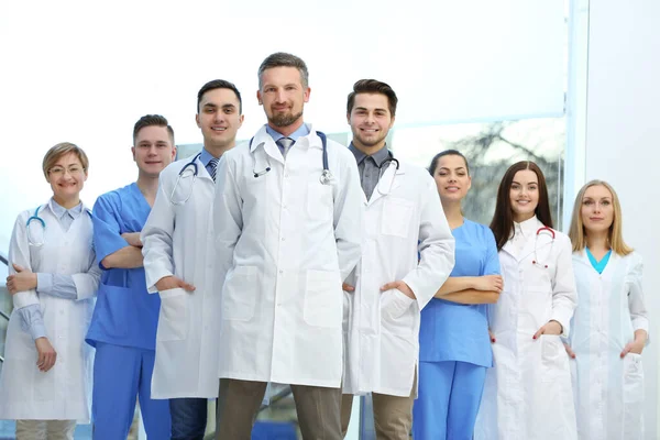 Een Groep Artsen Verpleegkundigen Het Ziekenhuis Binnen — Stockfoto