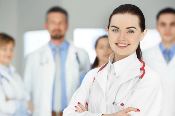 Улыбающийся Доктор Медицинскими Работниками Стоящими Больнице — стоковое фото