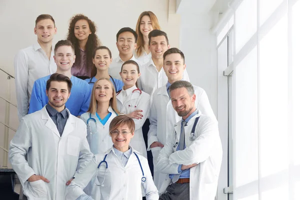 Группа Врачей Медсестер Стоящих Лестнице Больнице Помещении — стоковое фото