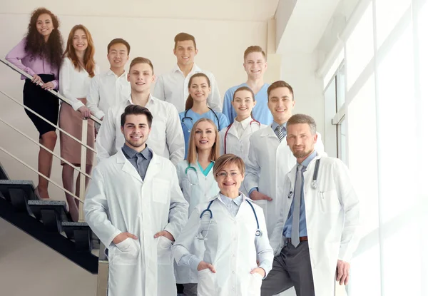 Orvosok Nővérek Egy Csoportja Áll Lépcsőn Kórházban Bent — Stock Fotó